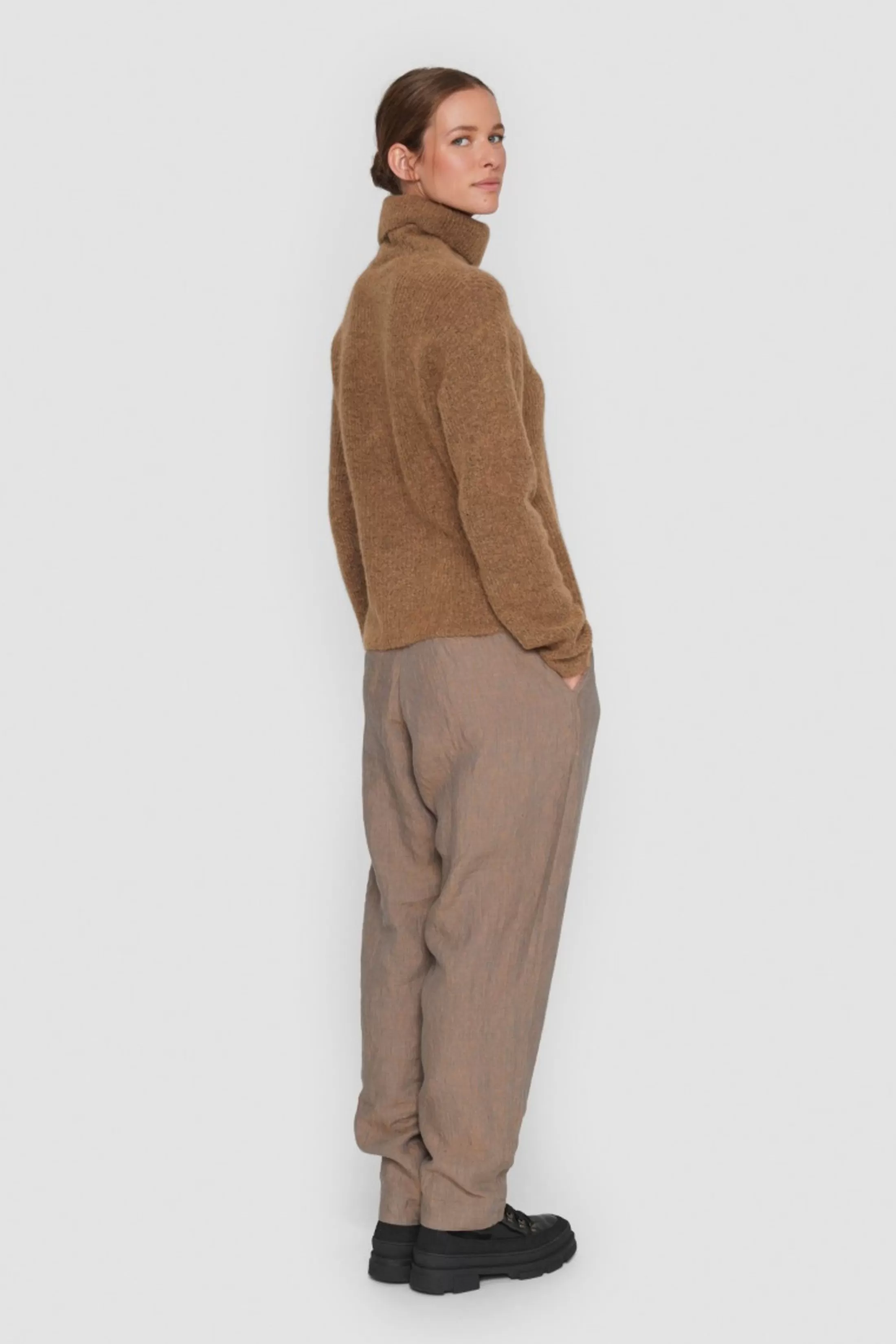 dandelion_knit_hojhalset_bluse_2-1.webp Strik<BITTE KAI RAND Dandelion Knit Hojhalset Bluse Black | Bone | Petrol | Dark Caramel