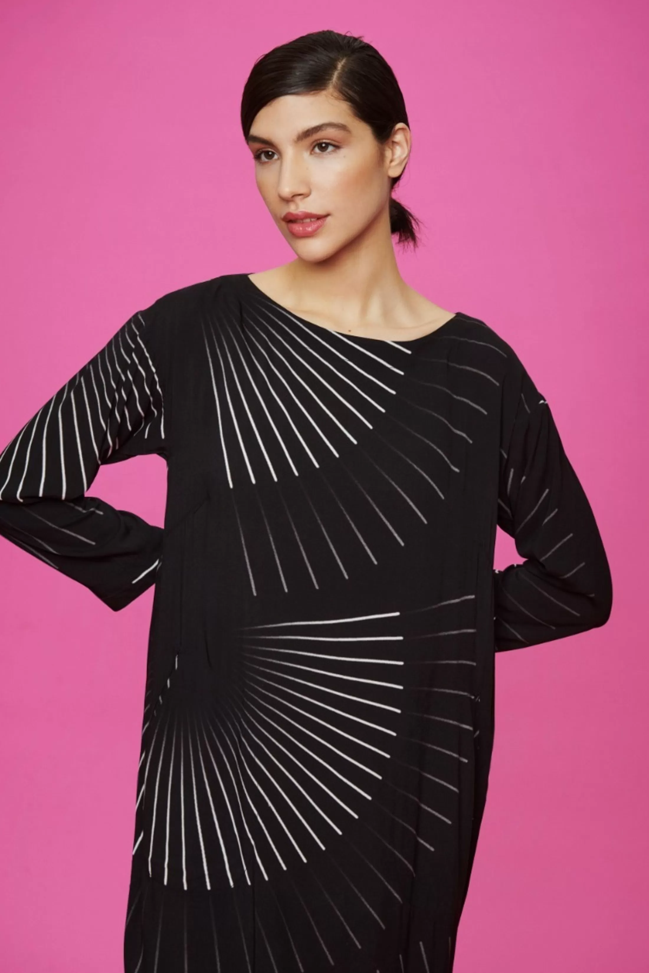 domino_fsc_lang_kjole_2-1.webp Kjoler<BITTE KAI RAND Domino Fsc Lang Kjole Lily White/Black Domino | Shell/Coral Domino | Colour Dream