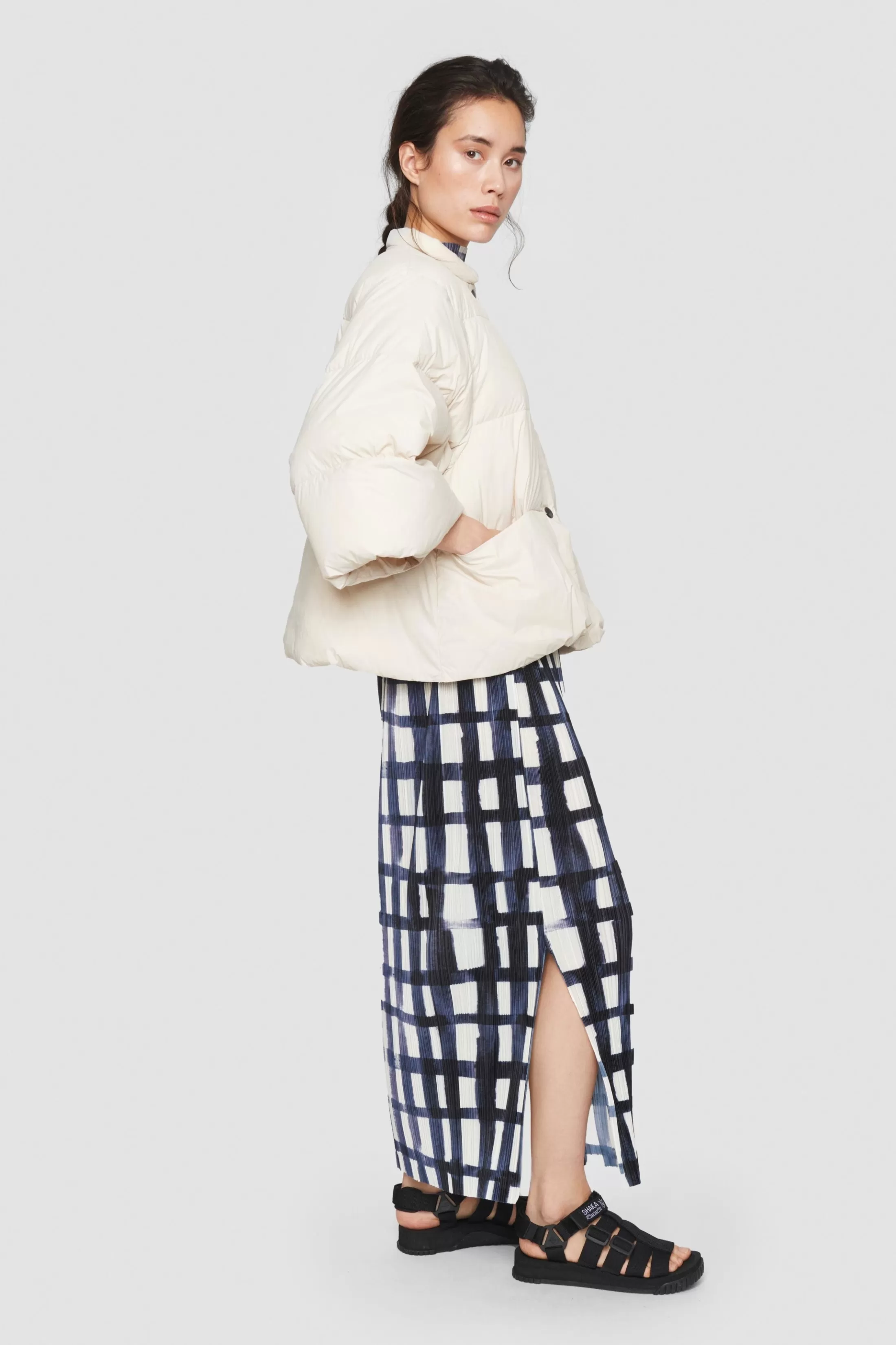 feather_down_oversize_jakke_2-1.webp Frakker & Overtøj<BITTE KAI RAND Feather Down Oversize Jakke Black | Ivory | Yves Blue