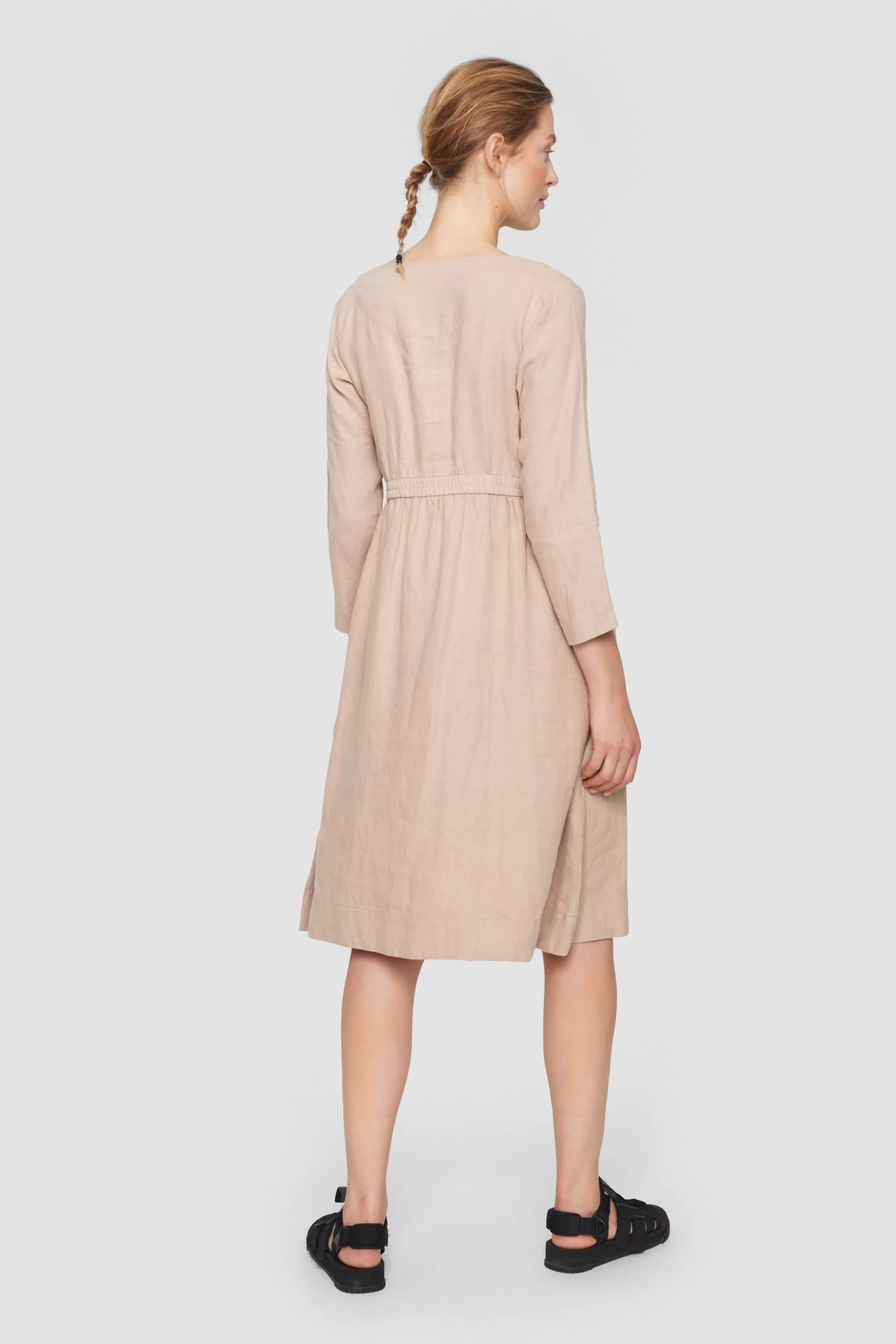 lazy_linen_kjole_med_elastik_2-1.webp Kjoler<BITTE KAI RAND Lazy Linen Kjole Med Elastik Black | Lily White | Palm Green | Warm Taupe