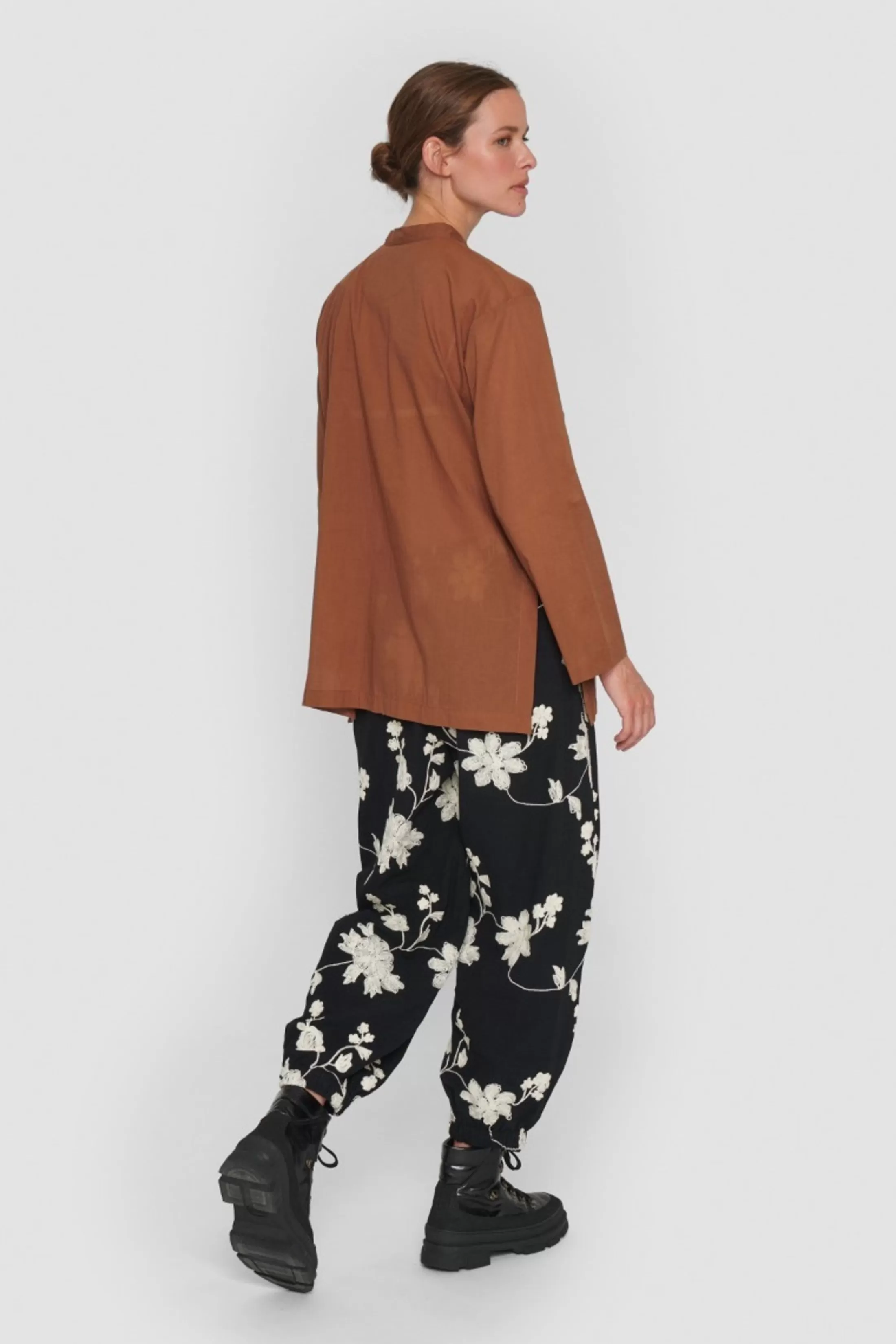 washi_voile_tunika_skjorte_2-1.webp Skjorter<BITTE KAI RAND Washi Voile Tunika Skjorte Black | Ivory | Toffee